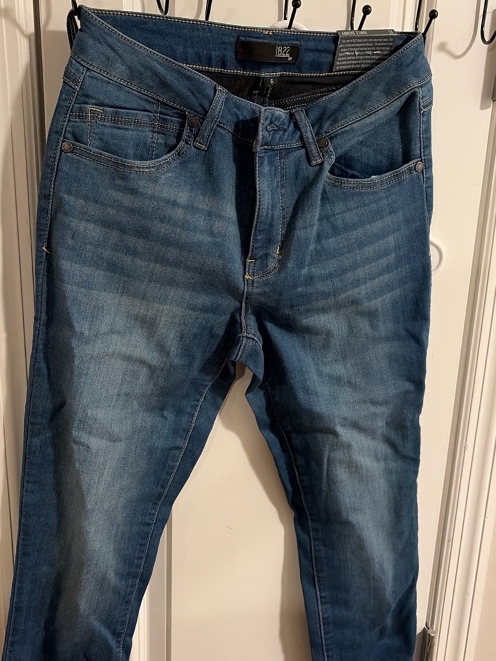 GAP Men's Slim Straight Jeans in Medium Blue Wash